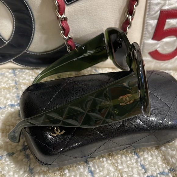 Authentic Vintage Chanel - Picture 3 of 9